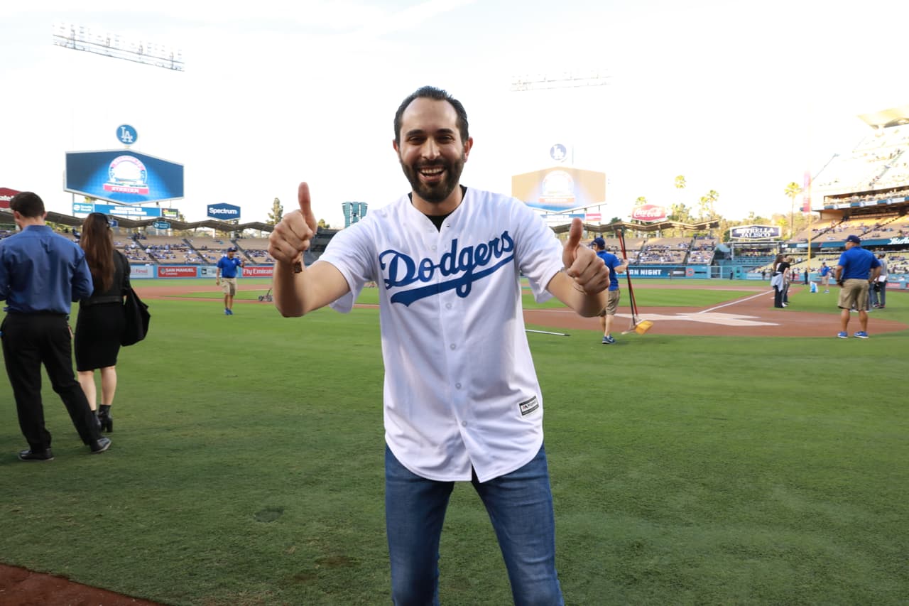 <b>El Compa Ivan</b> se veía muy feliz de estar ahí y se tomó la foto del recuerdo en el campo.