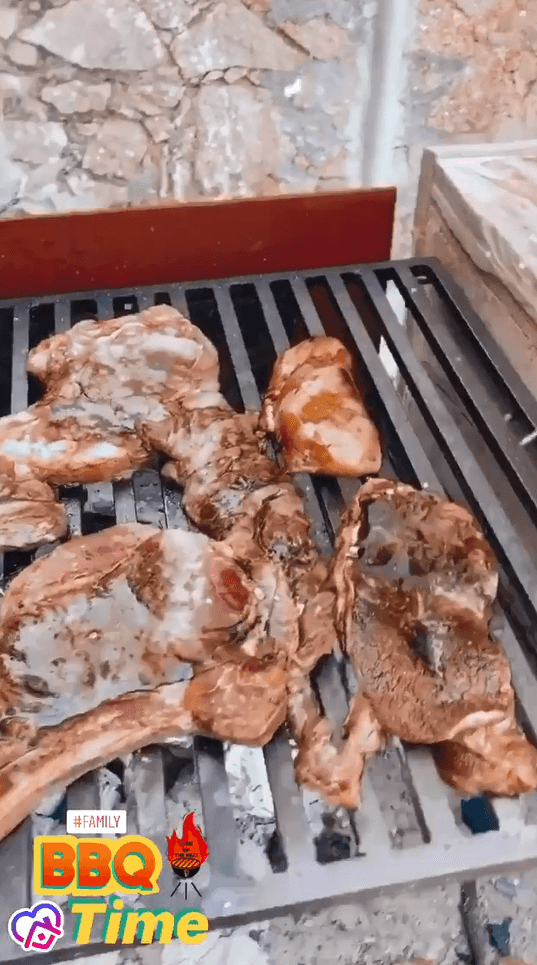 También, Baeva mostró que estaban 
<b>preparando una barbacoa</b> para disfrutarla todos juntos.