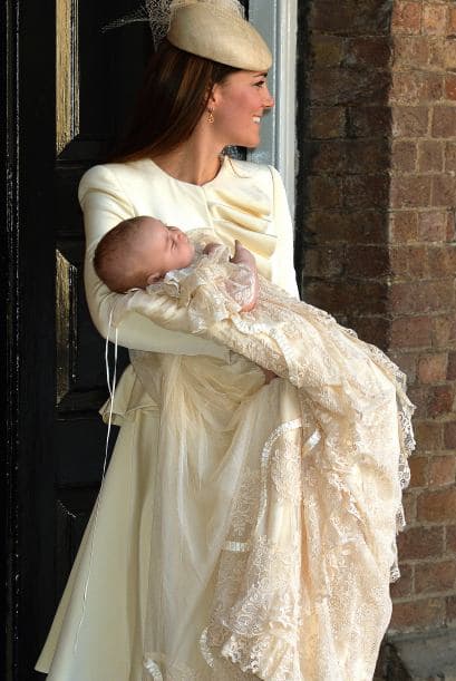 El principito George llegó con sus padres, Príncipe William y Catherine, Duquesa de Cambridge, para su bautizo en St. James's Palace este 23 de octubre de 2013. El bebe tenía un traje elaborado en satín, réplica de uno que se usó para el bautizo de la hija mayor de la Reina Victoria en 1841. Estaban presentes, entre otros, la Reina Isabel y el príncipe Felipe. El Arzobispo de Canterbury, Most Rev. Justin Welby, recibió a los visitantes a la entrada de la iglesia. El bebé tendrá siete padrinos, entre ellos Zara Tindall, hija de la princesa Ana; Oliver Baker, amigo de la universidad de William y Catherine; Emilia Jardine-Paterson, que fue a la escuela con Catherine, y William van Cutsem, amigo de la infancia de William.