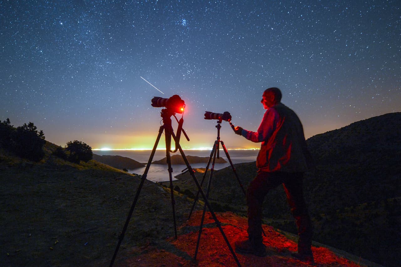 Un fotógrafo prepara su equipo para hacer tomas de la lluvia de estrellas en Altinsac, Turquía, el 13 de agosto de 2018. El fenómeno de las perseidas puede dejar ver hasta 70 meteoros por hora en las noches más activas.