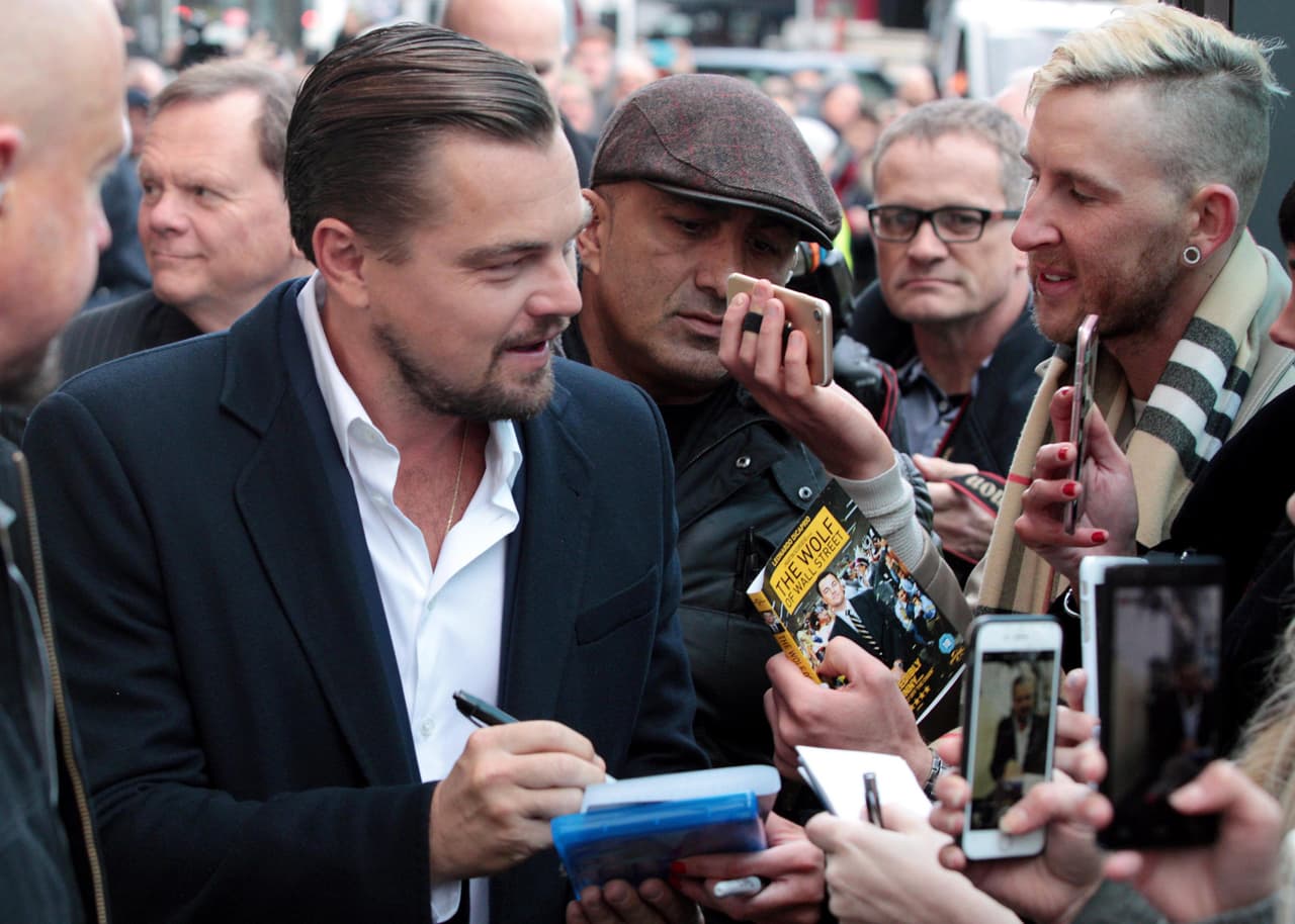 Y el actor y activista se tomó tiempo para firmar algunas cositas a la gente.