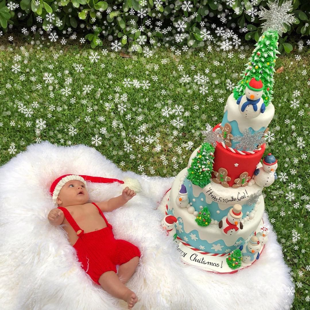 Esta fotografía enterneció a los más de 2 millones de seguidores en redes sociales de la conductora mexicana. Gael Leonardo vistió un lindo traje de Papá Noel y recostado bajo una alfombra esponjosa parecida a la nieve recibió miles de ‘me encanta’ en Instagram.
<br>