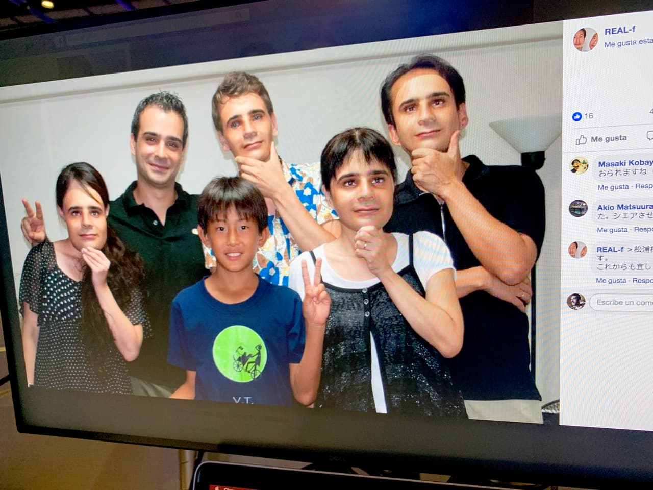 Se requieren unas tres semanas para completar una máscara. El primer paso requiere alrededor de una hora en total, incluye la toma de fotografías alta resolución y la toma de una impresión del rostro, similar al proceso que se emplea para realizar un yeso facial en un salón de belleza. Se pueden ver más fotografías de máscaras en la 
<a href="https://www.facebook.com/pg/REAL.f.jp/about/?ref=page_internal" target="_blank">cuenta de Facebook de REAL. </a>