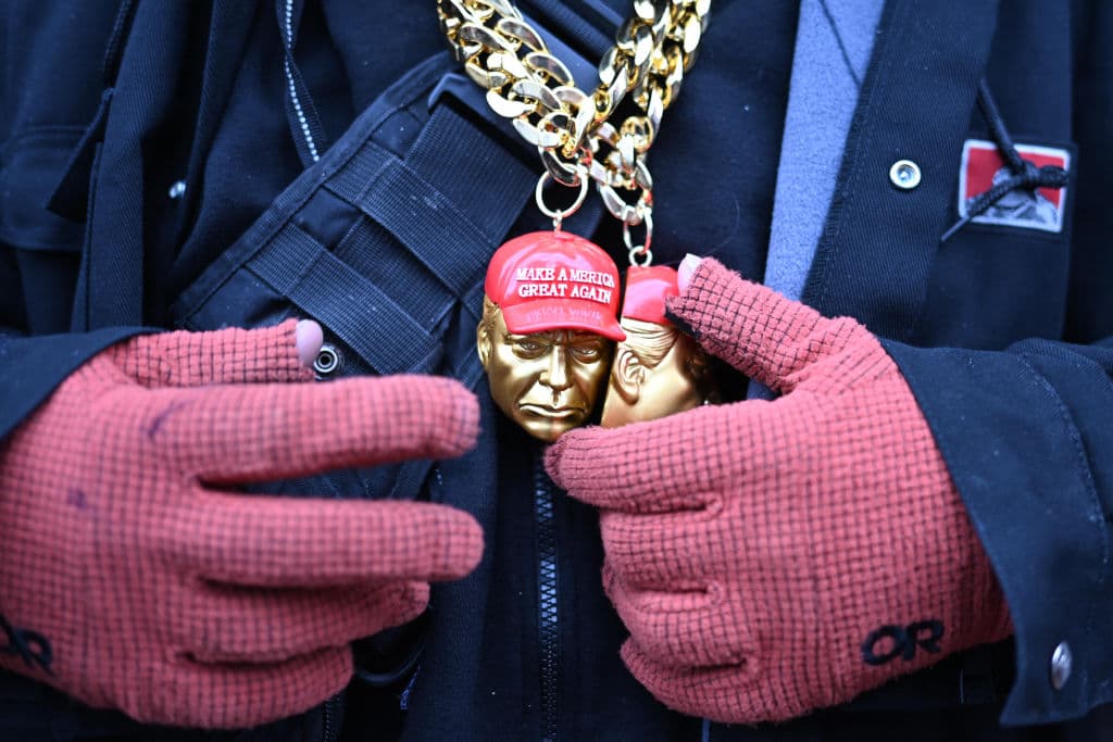 Estas 
<b>cadenas con la cara de Trump y gorras MAGA</b> estaban a la venta cerca del Capitol One Arena.