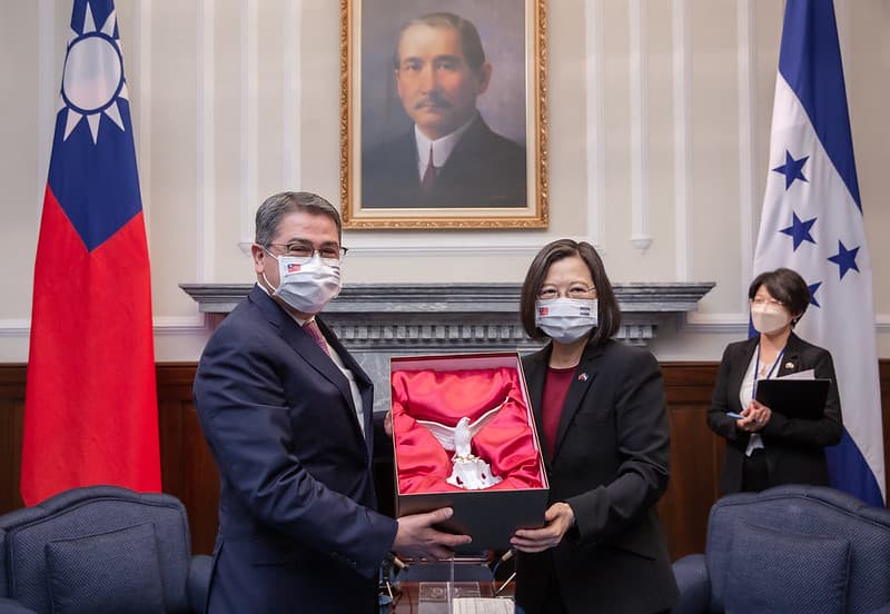 Honduran President Juan Orlando Hernandez meeting Taiwan President Tsai Ing-wen at the presidential office in Taipei, Nov 13, 2021.