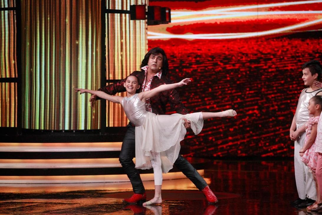 Fue en esta gala cuando mostró por primera vez sus habilidades para el baile. Y aprovechó paa presumir su outfit.