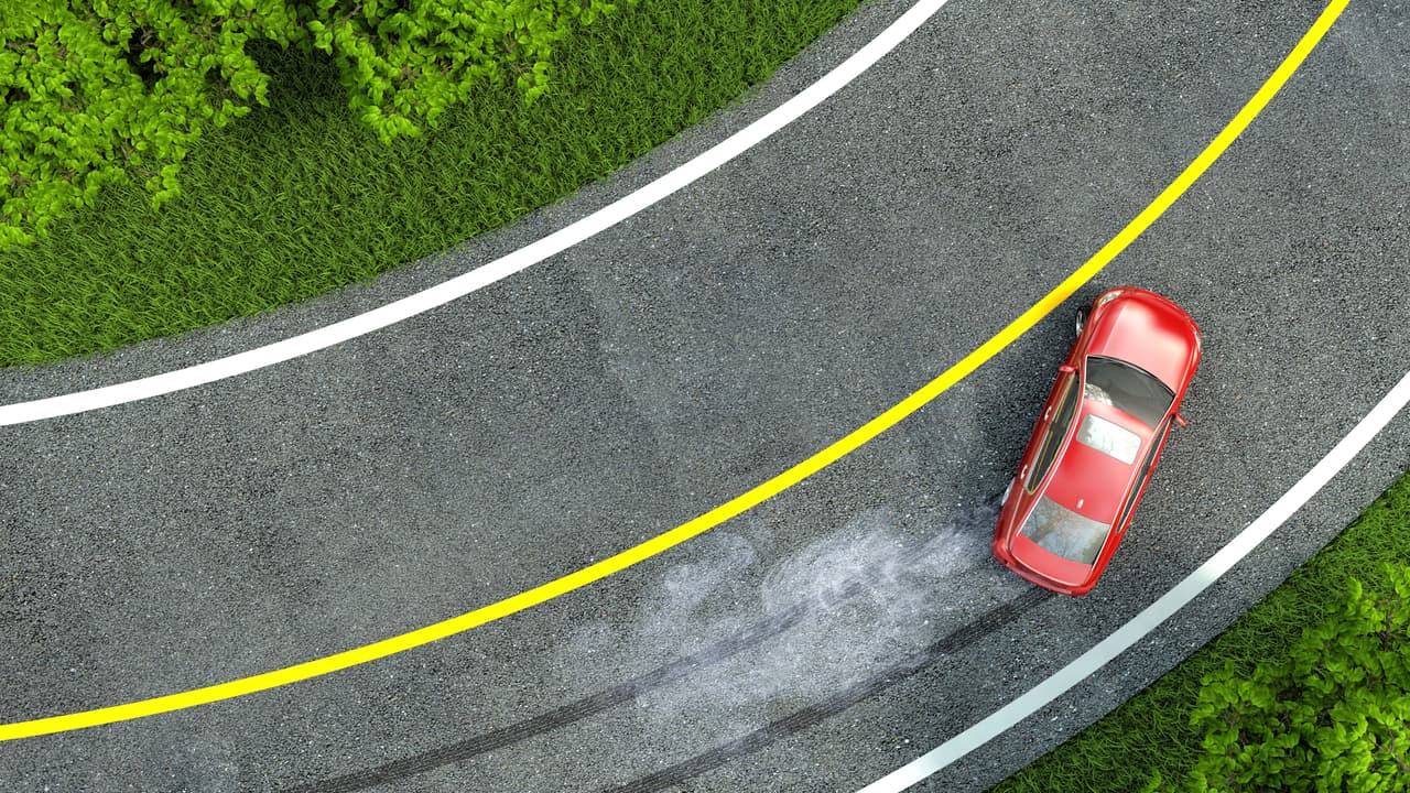 <h3 class="cms-h3-H3">Evita frenazos bruscos.</h3>
<br>
<br>El problema con los frenazos bruscos es que cuando las ruedas delanteras se traban el conductor pierde una gran cantidad de la 
<b>capacidad de direccionamiento del vehículo</b>. Esto puede ser muy peligroso en el caso de vías mojadas, un factor prácticamente irrelevante en el caso de los vehículos con frenos anti bloqueo (ABS) pero algo que aún hay que tener en cuenta en vehículos altos como como las camionetas SUV y pickup, cuyo eje de gravedad alto los hace inestables en frenazos y maniobras bruscas.