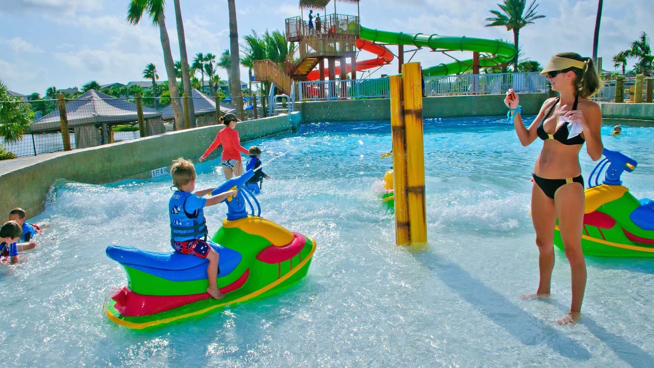 Disfruta de la arena blanca y el río lento de 650 pies, la piscina de olas, dos torres de 10 pies de altura y toboganes.