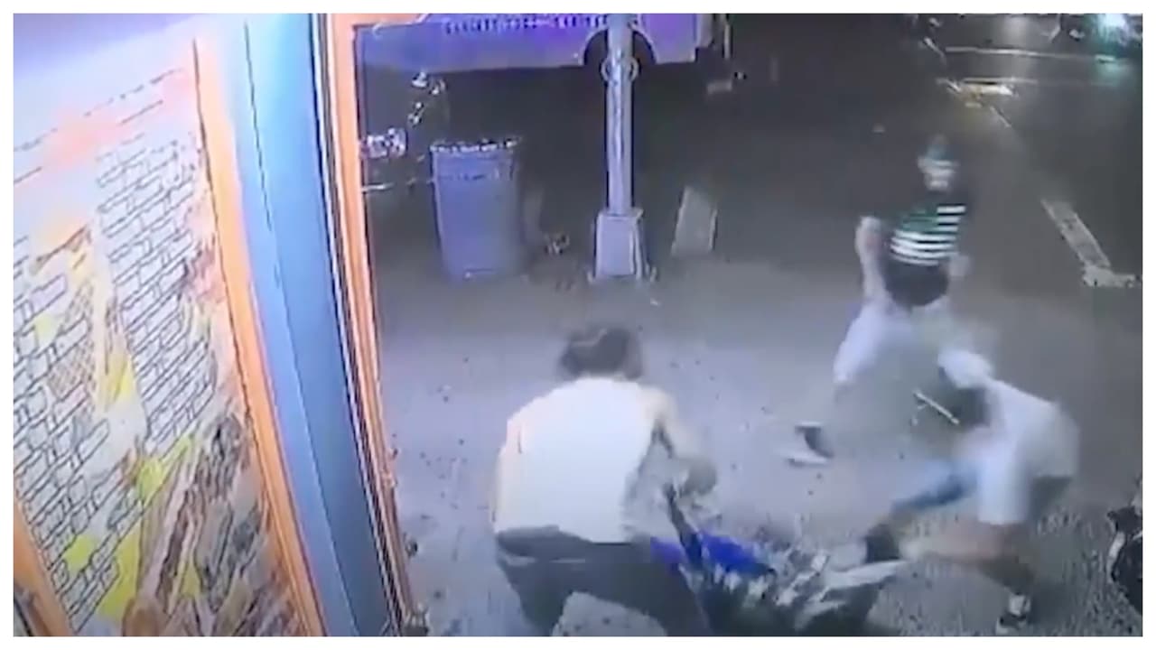 Estrella, que tenía 
<b>24 años</b> cuando cometió el crimen, fue condenado por clavarle a 
<b>'Junior' un cuchillo en el costado del cuello, que penetró 4.5 pulgadas y le cortó la yugular</b>. El adolescente tenía moretones, arañazos y pequeñas heridas punzantes en su cuerpo, pero fue esa puñalada la que le provocó la muerte, indicó un médico forense.
<br>