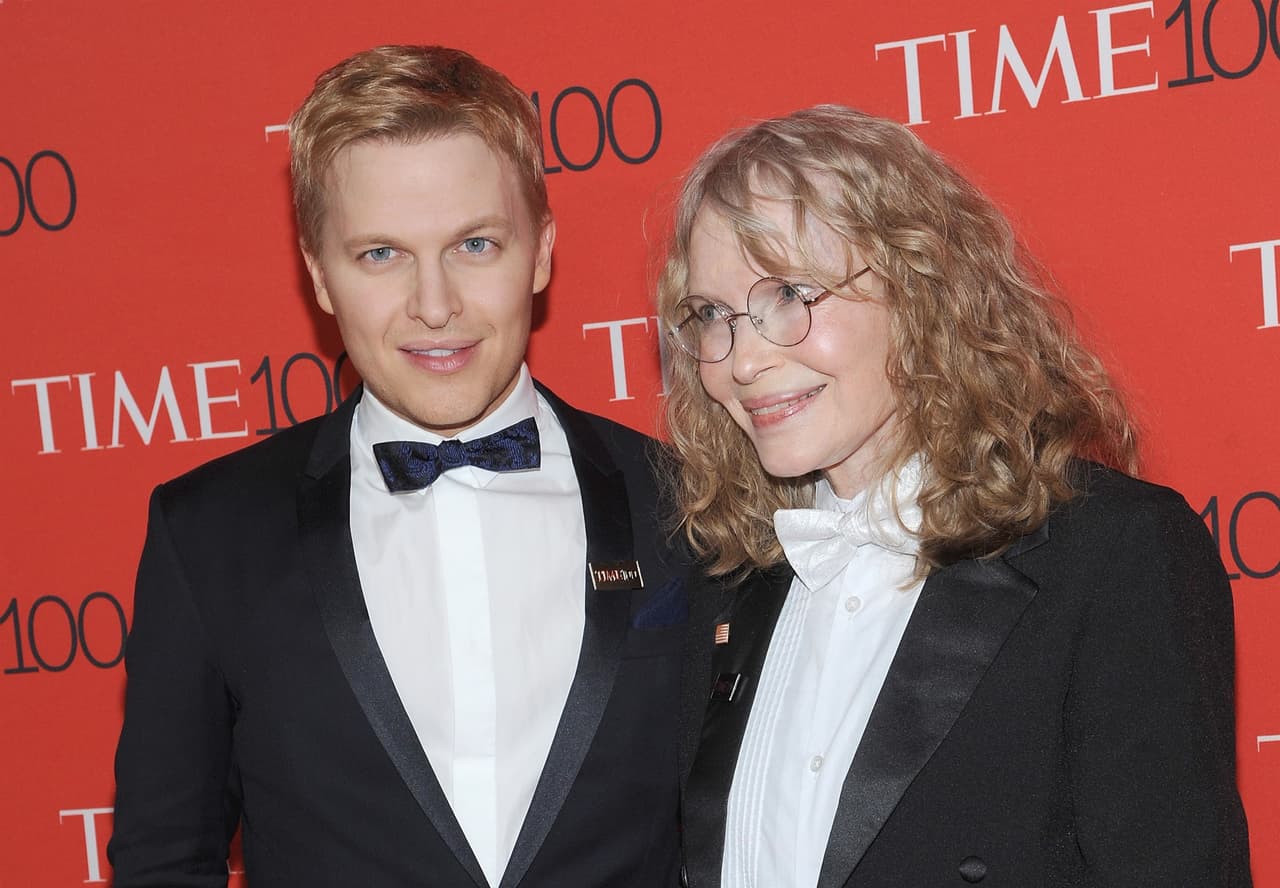 La actriz y activista Mia Farrow, quien sí formaba parte del grupo de los 100, llegó del brazo de su hijo Ronan.