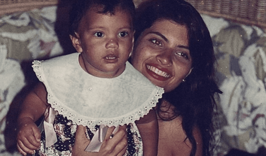 Chiquinquirá Delgado conoció el amor y la maternidad a una corta edad: a los 18 años se casó con Guillermo Dávila y a los 19 (el 3 de mayo de 1992) le dio la bienvenida a 
<b><a href="https://www.univision.com/entretenimiento/celebridades/maria-elena-davila-entre-mas-pasa-el-tiempo-mas-se-parece-a-chiquinquira-delgado-su-mama-fotos">Marielena, su primogénita</a></b>.