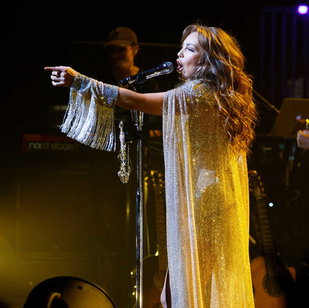 Esta vez Thalía se ha apuntado a la moda de la pedrería y transparencias.