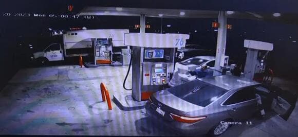 Buscan a tres sospechosos que golpearon y robaron el auto a una persona en una gasolinera de Garden Grove  