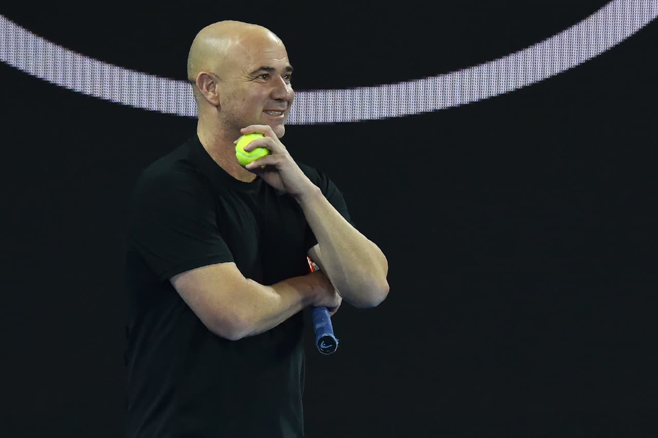 Agassi no solo fue un talentoso en la cancha, sino que se caracterizó por ser muy carismático, algo en lo que compaginan con el serbio.