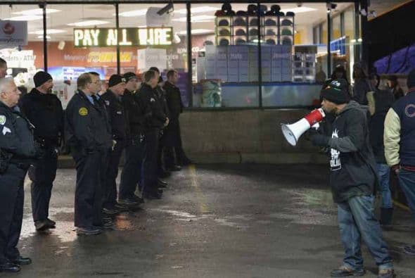 La policía difundió imágenes de video de tres ángulos distintos. En ellas puede verse a los hombres saliendo de la tienda cuando llega el auto patrulla. El agente baja y habla con ellos. Con la información de The Associated Press