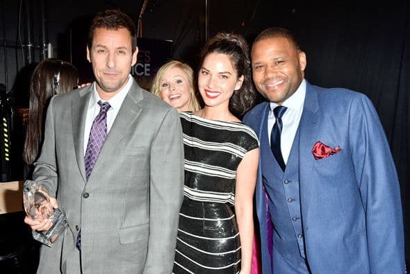 Adam Sandler posa con Olivia Munn y Anthony Anderson, pero lo mejor es el "photobomb" de Kristen Bell atrás.