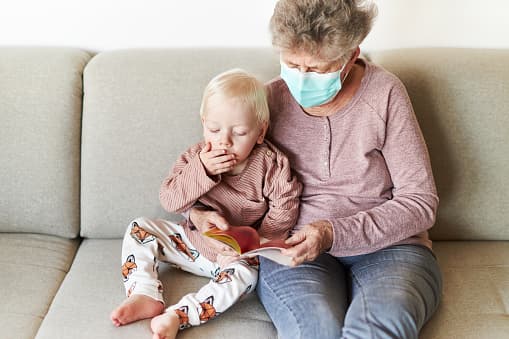 Si el local tiene miembros del personal o maestros de 65 años o más, se alienta a que hablen con su proveedor de atención médica para evaluar su riesgo y determinar si deben quedarse en casa.