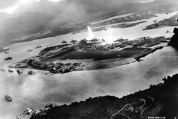 Existe paralelismo entre las antiguas conspiraciones y las nuevas. Igual que hay quien afirma que EE.UU. sabía del 11-S y no hizo nada para evitarlo, se cuenta lo mismo del bombardeo japonés a Pearl Harbor en 1941, que supuestamente se permitió para justificar ante la población que había que entrar en la Segunda Guerra Mundial.