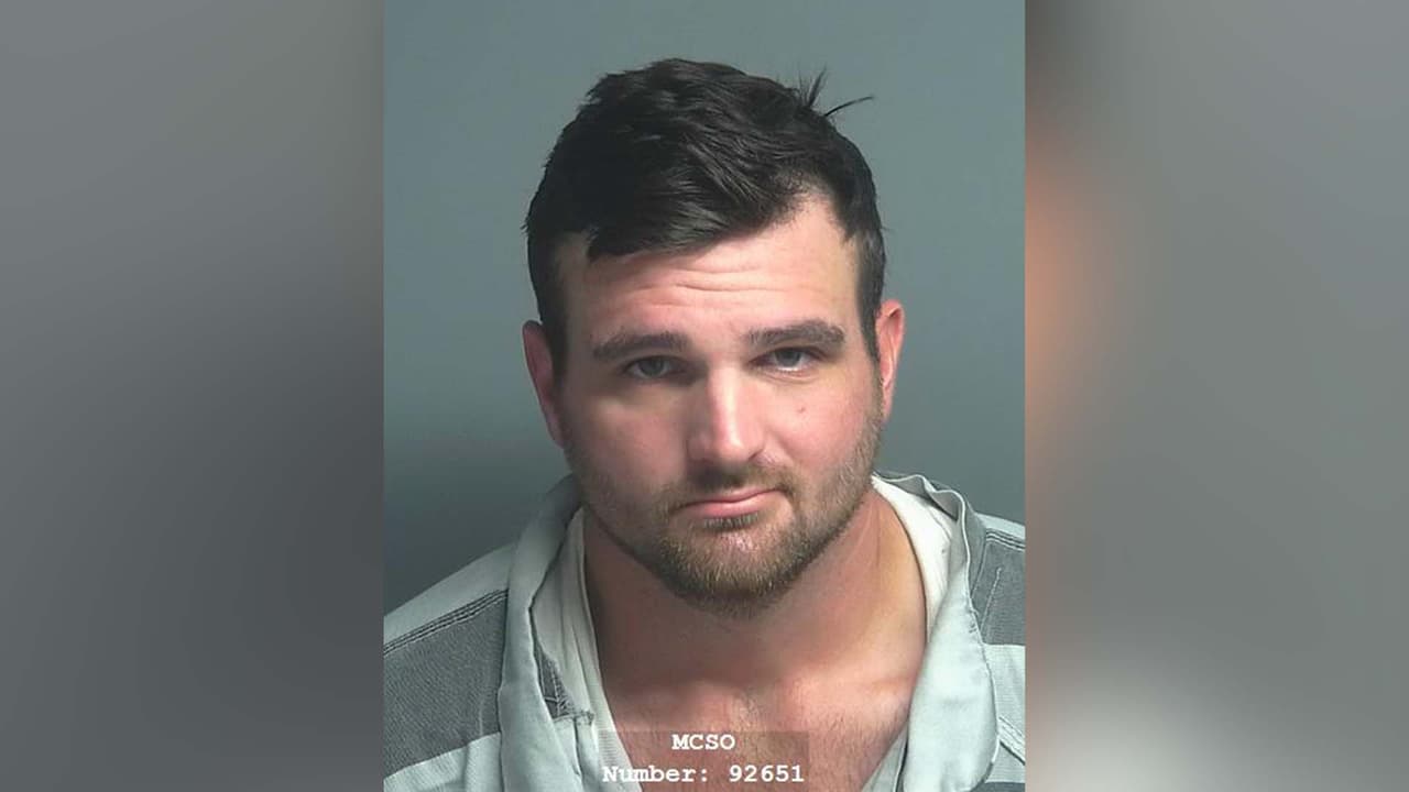 Dalton Wayne Mullins, es buscado por agresión contra un familiar.