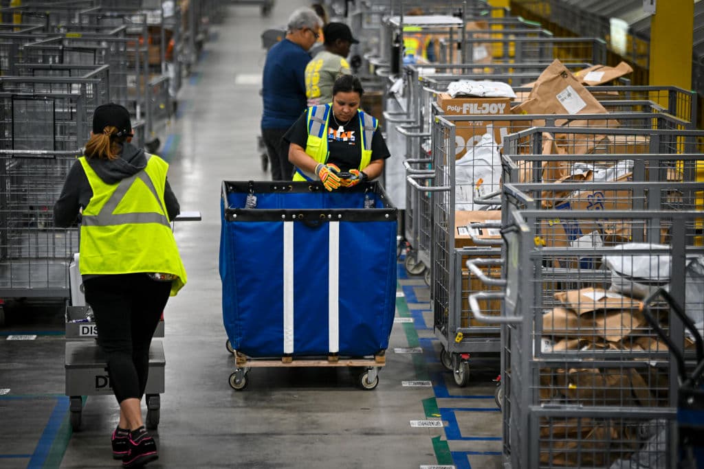En el 
<b><a href="https://www.univision.com/local/orlando-wven/investigan-condiciones-laborales-almacen-amazon-orlando-florida-quejas-empleados" target="_blank">centro de cumplimiento de Amazon en Orlando</a></b>, cientos de trabajadores clasifican, empacan y envían artículos a toda la Florida Central. Estaban preparados para enfrentar el aumento en ventas de este Cyber Monday.