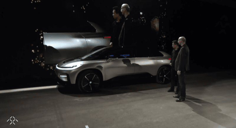 La función de autonomía del FF 91 falló vergonzosamente en el evento de presentación cuando Nick Sampson, vicepresidente de Faraday Future apareció en escena junto al accionista principal Jia Yueting: se esperaba que el vehículo se estacione por sí solo, pero no lo hizo.