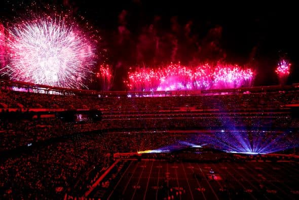 Al encenderse las luces, Mars avanzó rumbo al escenario central tocando la batería mientras un mar de luces iluminó el MetLife Stadium.