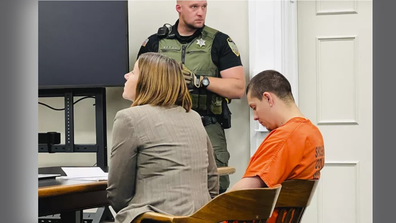 Un hombre es acusado de matar a cuatro vecinos después de que uno de ellos se exhibiera desnudo ante su mujer y su hija