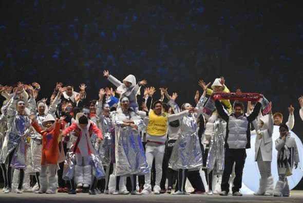 Las Pussy Riot intentaron cantar: "Putin nos enseñará a amar a la patria".