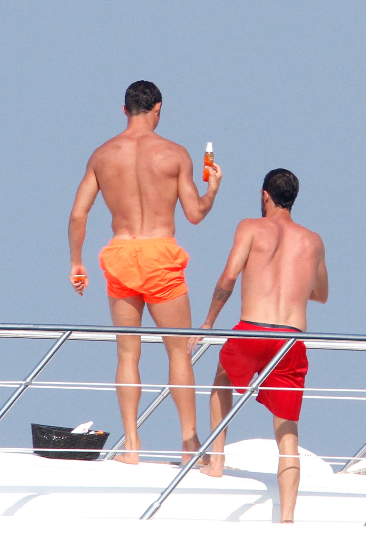 Así que para proteger su hermoso cuerpecito sacó su aceitito de coco.