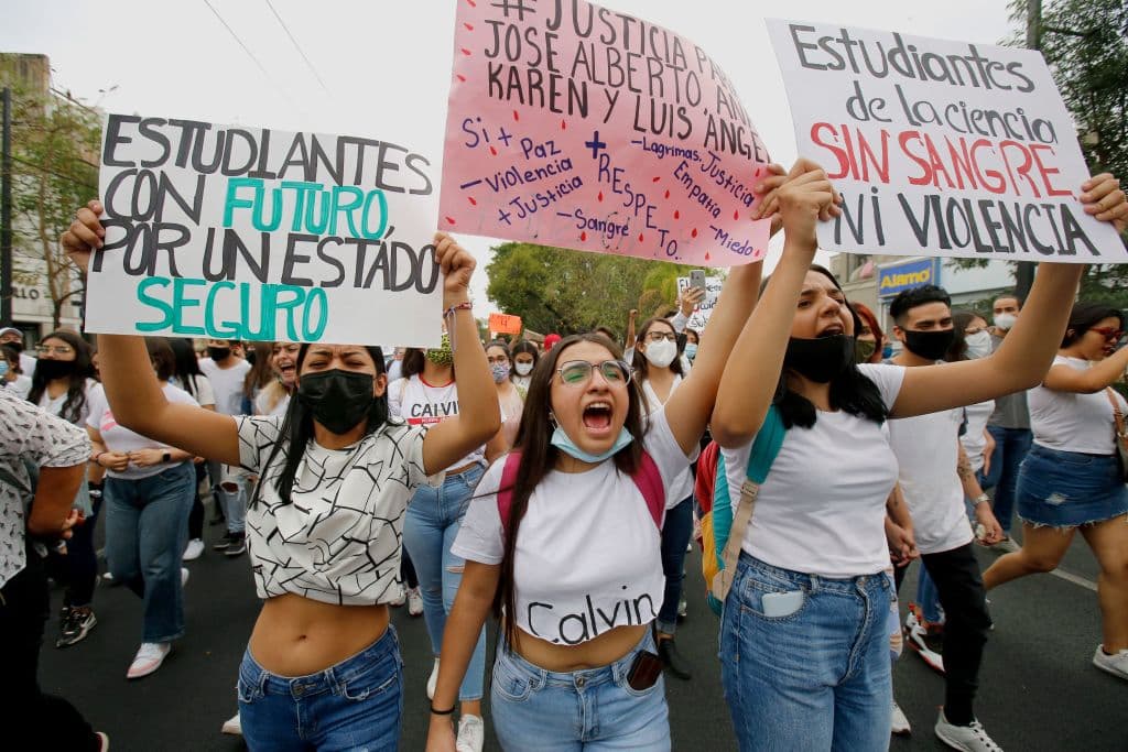 Estudiantes, profesores y activistas participaron en la marcha de condena por el secuestro y aseinato de tres jóvenes en Guadalajara, Jalisco.