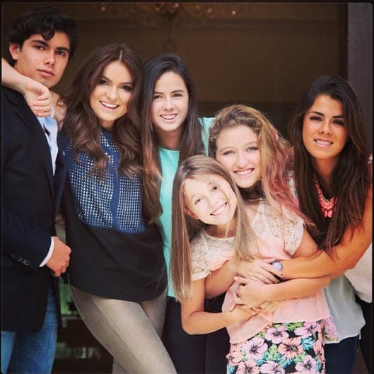 A lo que 'La Gaviota' respondió, según relató Pedro Sola: "No, no, quiero que aquí esté la niña para que vea de lo que se trata hacer fila en el avión".
<br>