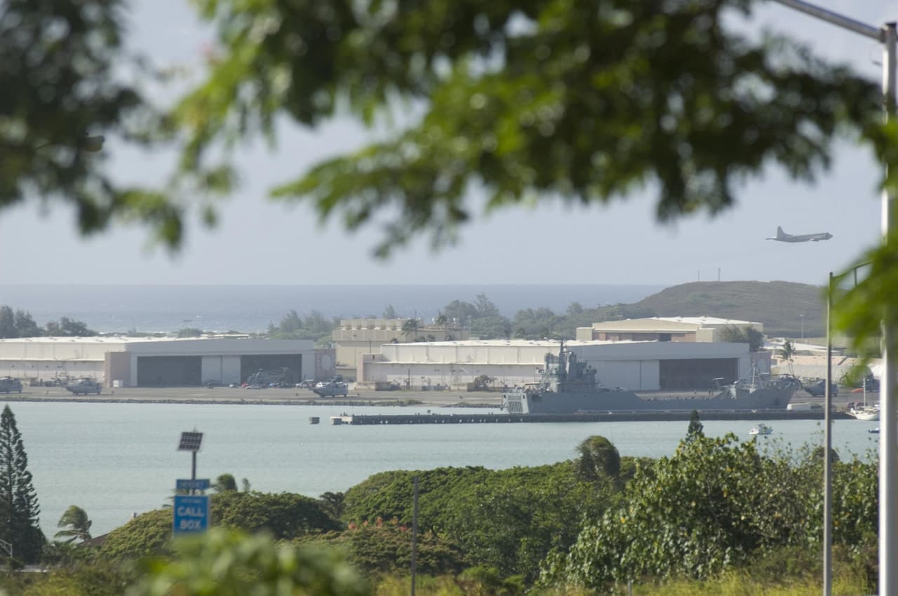 <h3 class="cms-H3-H3">8. Honolulu, Hawai</h3>
<br>
<br>☢️
<b> La zona urbana </b>se sitúa a unas 30 millas del VLF Array Lualualei.
<br>
<br>☢️ 
<b>Densidad de población: </b>5,979 por milla cuadrada.
<br>
<br>☢️ 
<b>Estimación de muertes y heridos en caso de un ataque:</b> 20,290 muertes, 56,710 heridos.
<br>
<br>☢️ 
<b>Sistema de prevención: </b>Nuclear preparedness.
<br>