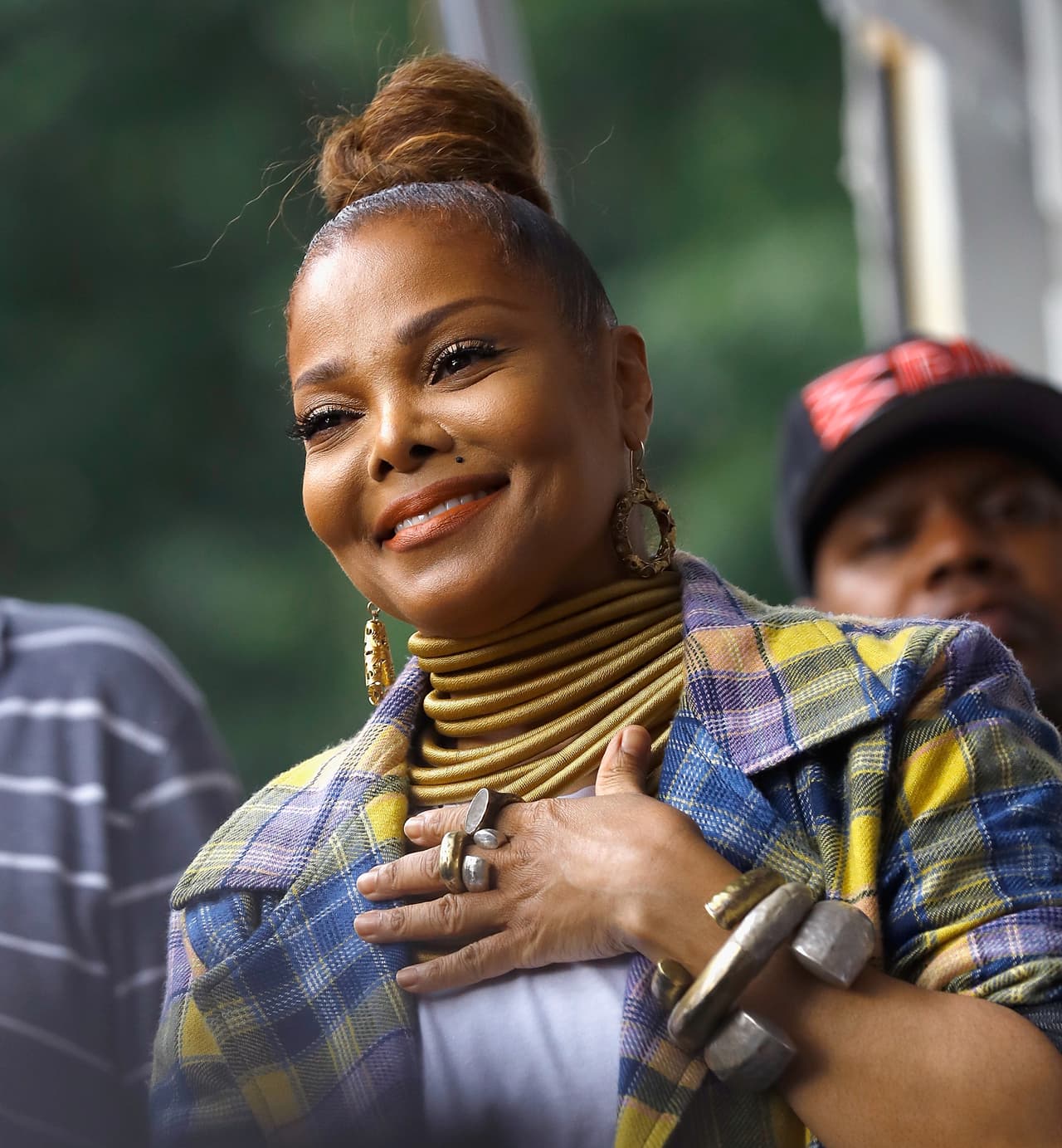 Con frecuencia, famosas como Jackson que deciden tener hijos pasada la edad fértil son poco explícitas sobre el 
<b>enorme esfuerzo económico y emocional</b> que les supuso concebir sus bebés. Estos casos pueden dar la engañosa impresión de que posponer la maternidad hasta muy tarde sin apenas consecuencias está al alcance de cualquier mujer.