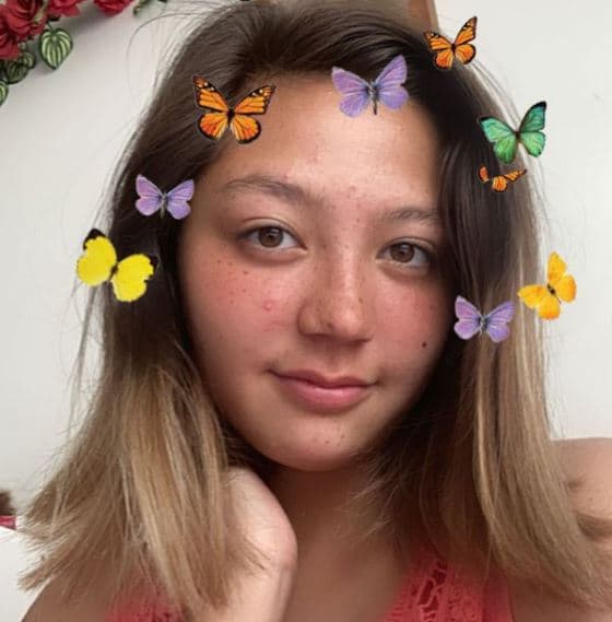 El pasado mayo, por ejemplo, compartió con sus seguidores que se había hecho un cambio de look: cortó su cabello y sus puntas están un poco más decoloradas que el resto de su melena