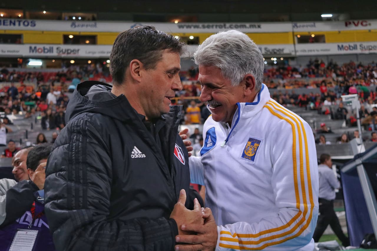 Así fue el caluroso saludo entre Ángel Hoyos, estratega de los Rojinegros y Ricardo Ferretti, el mandamás de los Felinos.