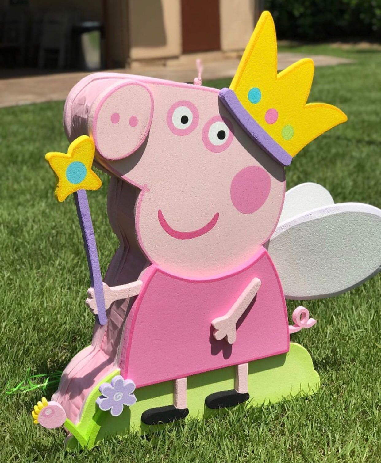 Una enorme Peppa Pig estaba lista para recibir a los amiguitos de Anabella.