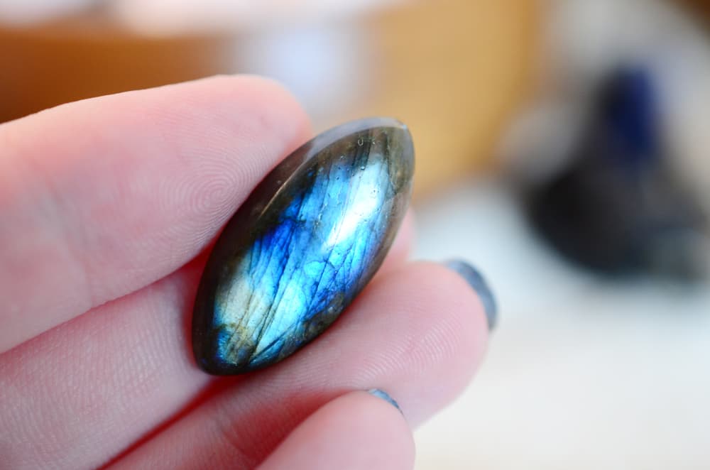 También se cree que ayuda a alinear los chacras. Si la colocamos en el chacra del corazón, atrae el amor, la amistad y la armonía, y nos ayuda a resolver diferencias y seguir el mejor consejo para eliminar problemas o negatividades.