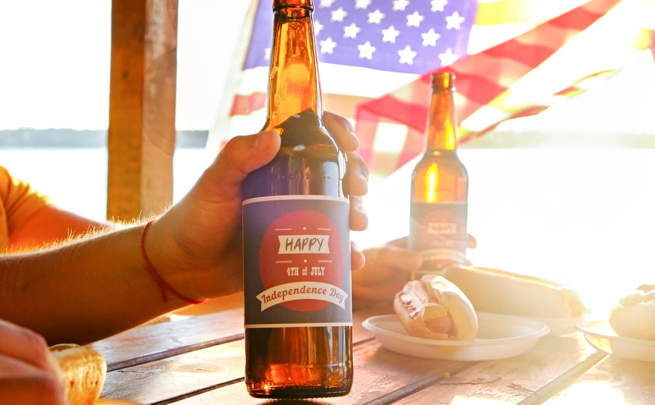 <b>Las bebidas de la Independencia</b>
<br>
<br>La celebración del cuatro de julio es la festividad en la que más se toma cerveza en los Estados Unidos.
<br>
<br>Cada día de la independencia se gastan cerca de 1,000 millones de dólares en esta bebida. El gasto en vino alcanza los 450 millones de dólares.
<br>