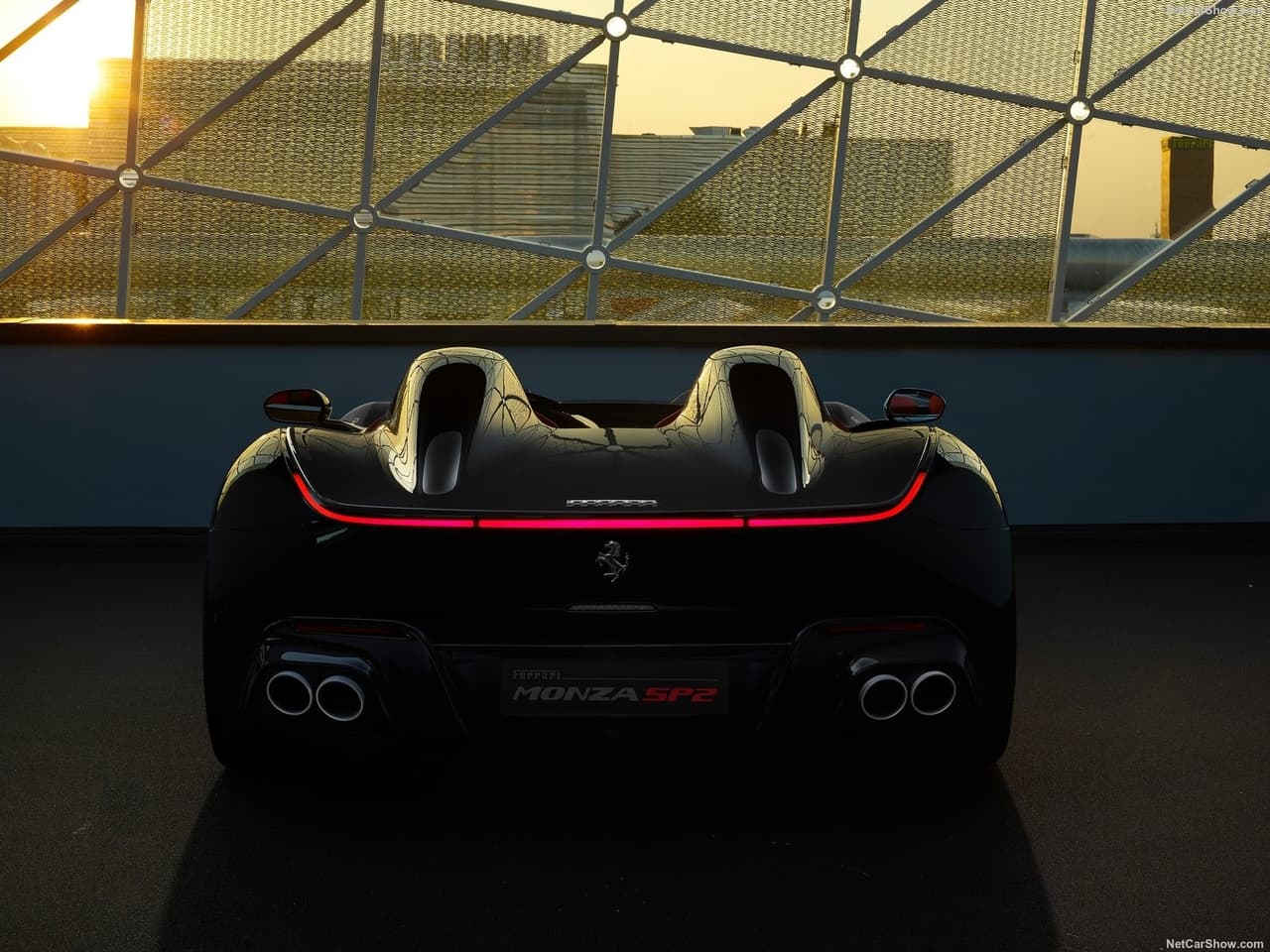 Al igual que en los carros de carreras, Ferrari hizo uso extensivo de fibra de carbono para que el SP2 fuera liviano y receptivo, a la vez que mejoraba su atractivo visual.