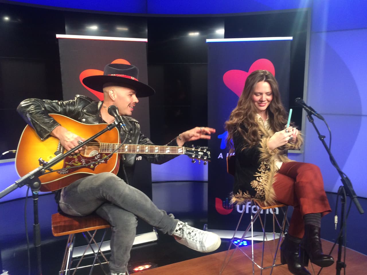 "Vamos Jesse, manda un saludito para el público", parece que le está diciendo su hermana.