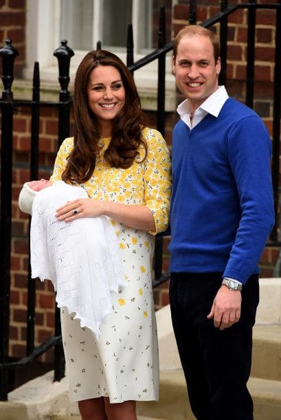 Kate y William salieron del hospital St Mary’s de Londres poco después de las seis de la tarde acompañados ya por su bebita.