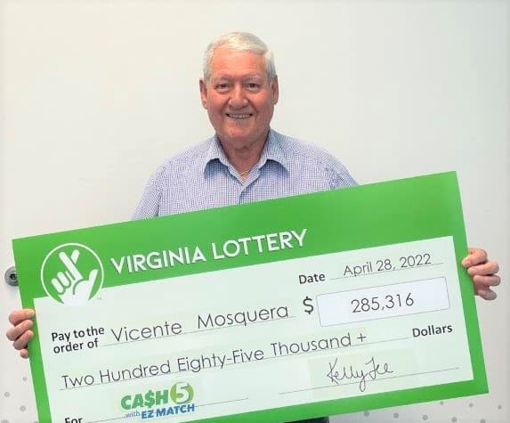 Un mesero de 82 años gana la lotería, recoge su premio y se va directo a seguir trabajando