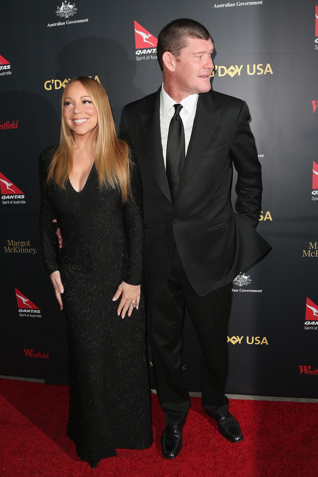 Lo que más intriga de la imagen es que esos afectuosos abracitos se los está dando a otro hombre que no es su novio, James Packer.