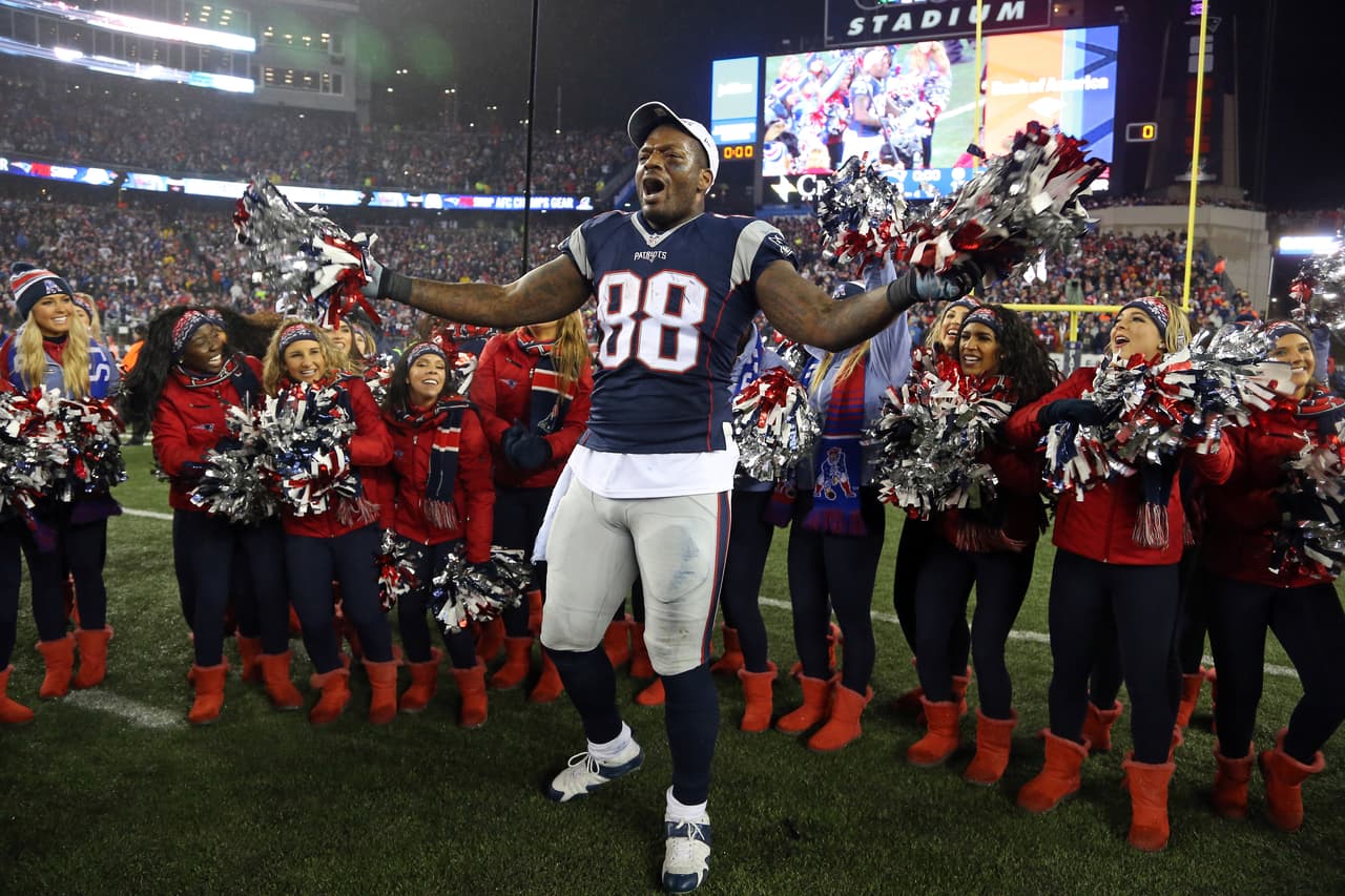 <b>17 TE - <a href="http://www.univision.com/deportes/futbol-americano/national-football-league/martellus-bennett-es-nuevo-ala-cerrada-de-los-green-bay-packers-video" target="_blank">MARTELLUS BENNETT</a>: <a href="http://www.univision.com/deportes/futbol-americano/national-football-league/martellus-bennett-deja-que-los-aficionados-de-green-bay-escojan-su-numero" target="_blank"><i>FIRMADO POR </i></a></b>GREEN BAY PACKERS
<br>Bennett impresionó a los Patriots jugando a través de lesiones y tiene la rara versatilidad para sobresalir en el juego en ejecución o como un receptor. Será difícil para Nueva Inglaterra retener.