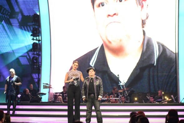 Gali presentó un segmento con Stephanie antes de que cantara.