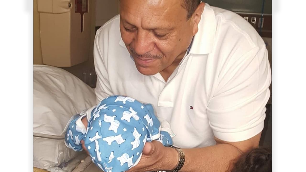 Juan Leonardo Torres en 2016 con Dylan, su hijo recién nacido en el mismo hospital donde buscaría atención médica para covid-19 tiempo después.