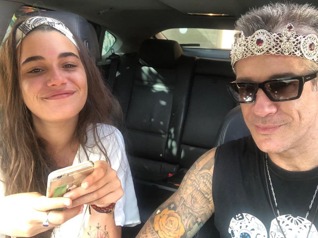 Desde que comenzó el romance con la pintora y arquitecta, el actor ha defendido su amor 
<b><a href="https://www.univision.com/famosos/es-tu-hija-o-tu-novia-fernando-carrillo-defiende-su-romance-con-una-joven-pintora-fotos" target="_blank">ante las críticas que ha recibido</a> </b>y ha declarado que ella es su "primer gran amor". 
<br>