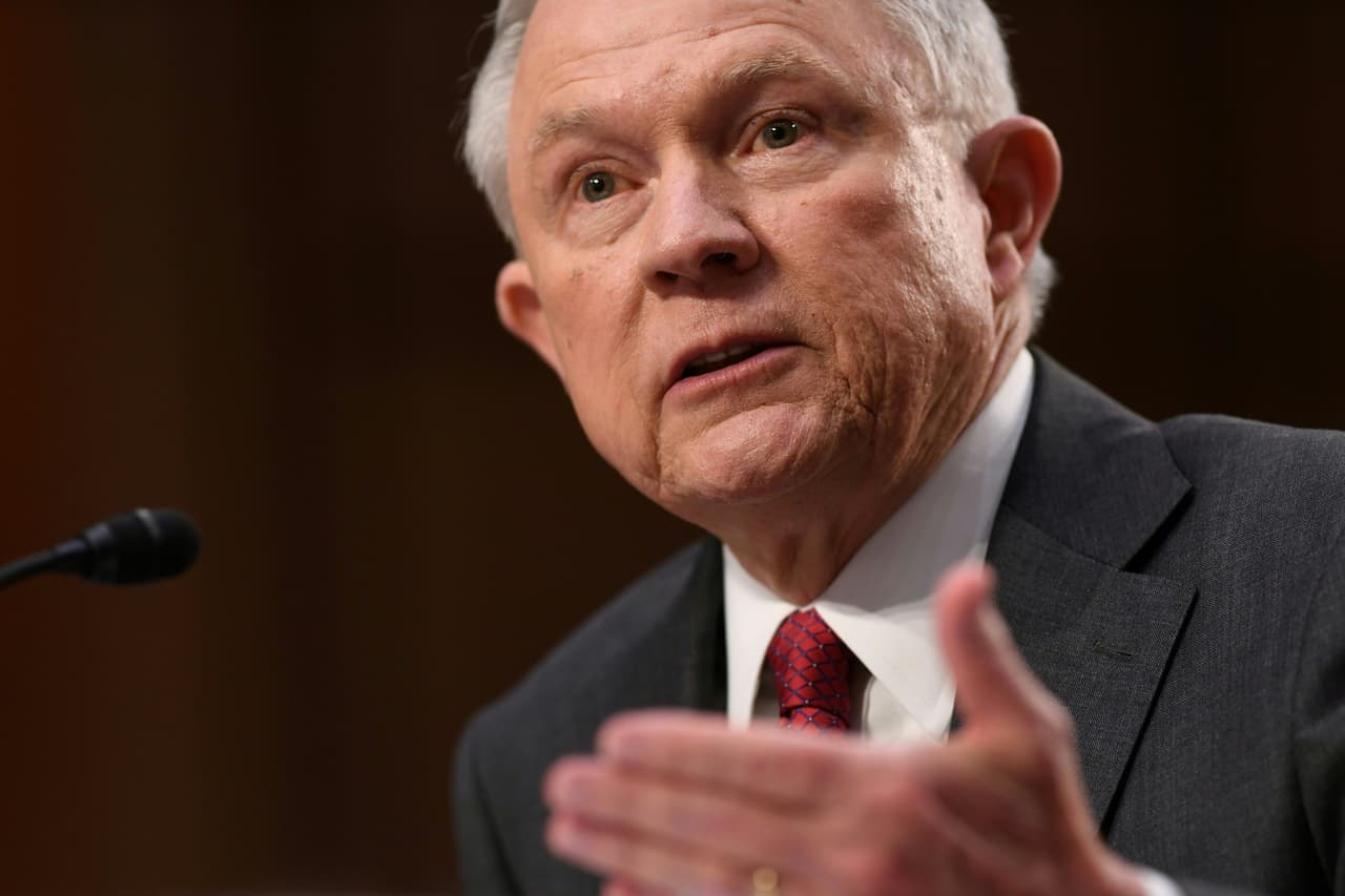 Sessions formaliza su candidatura para recuperar su antiguo escaño en el Senado, mostrando lealtad a Trump