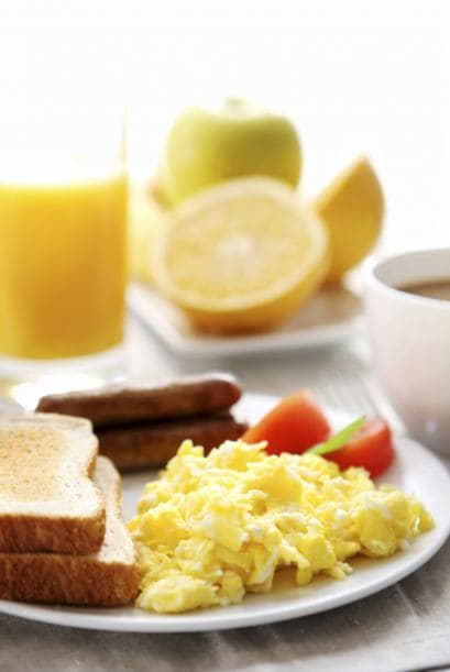 Los beneficios. “Las investigaciones muestran que tomar un buen desayuno ayuda a mantener la energía por la tarde e, incluso, a comer menos por la noche”, detalló Ayoob.