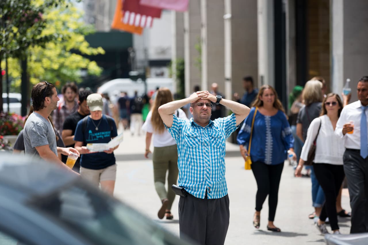 Mientras bebe agua, asegúrese de mantenerse hidratado con otros tipos de bebidas como jugos naturales, pero asegúrese de mantenerse alejado de la cafeína.
<br>
